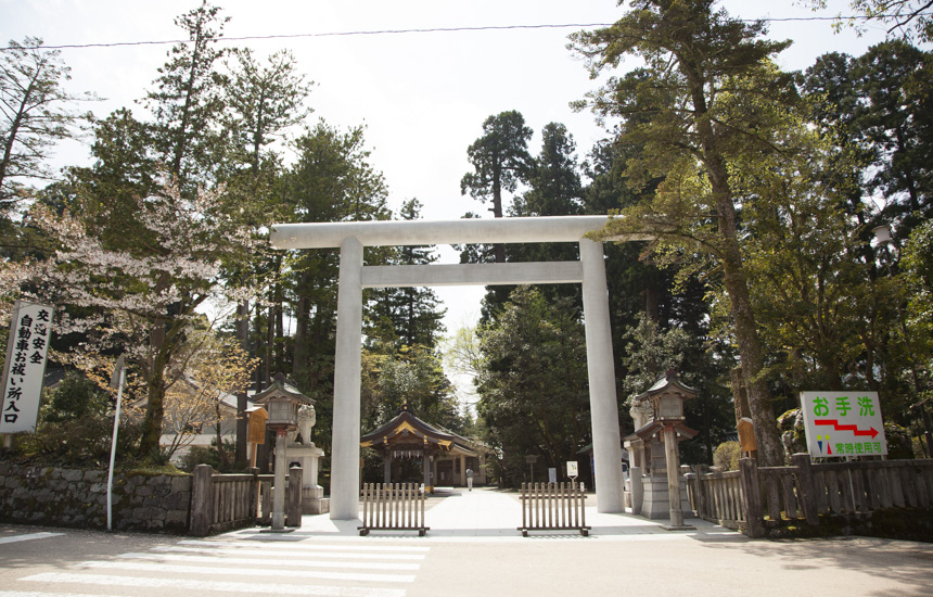 白山比咩神社正面入口の鳥居